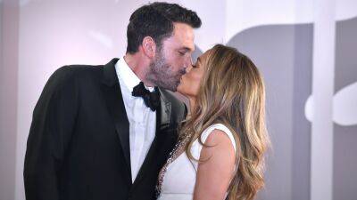 Jennifer Lopez - Jennifer Lopez and Ben Affleck Are Making Out In Public Again - glamour.com