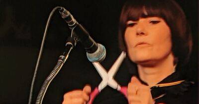 Glastonbury viewers baffled as Noel Gallagher's bandmate plays scissors in bizarre moment - www.ok.co.uk - USA - city Sandiford