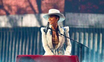 Alicia Keys - Alicia Keys praises 11-year-old son after playing the piano in front of 17,000 people - us.hola.com - Germany - Egypt