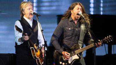 Paul Maccartney - Bruce Springsteen - Dave Grohl - Taylor Hawkins - Dave Grohl performs with Paul McCartney at Glastonbury in first show since Taylor Hawkins' death - foxnews.com - Taylor - Chile - Colombia - county Hawkins