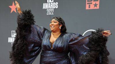 Lizzo Brings Out the 'Fab-U-Lous' With Rump-Shaking 'About Damn Time' Performance at 2022 Bet Awards - www.etonline.com