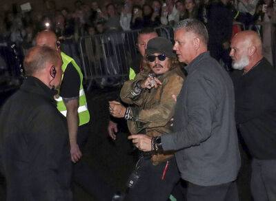 Johnny Depp - Amber Heard - Jeff Beck - Penney Azcarate - Johnny Depp Pokes Fun At His Severed Finger As He Talks To Fans After U.K. Gig - etcanada.com - city Newcastle - Washington - county Fairfax
