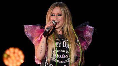 Avril Lavigne Recreates Her 'Let Go' Album Cover 20 Years Later -- Pic! - www.etonline.com - France - New York