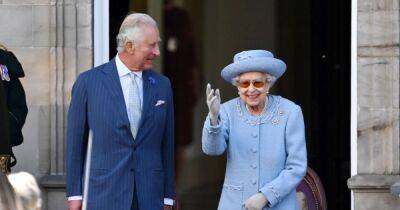 prince Charles - Charles Princecharles - Queen beams during surprise appearance alongside Charles at parade at Holyroodhouse - ok.co.uk - Scotland - county King George