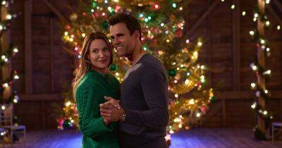 Cameron Mathison - Cameron Mathison and Jill Wagner Shine Bright in GAC Family’s ‘A Merry Christmas Wish’ 1st Look: It Was ‘Heaven’ Filming - usmagazine.com - New York - Canada - county Ontario