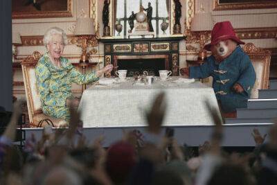 The Queen Celebrates Platinum Jubilee By Having Tea With Paddington Bear - etcanada.com - Britain