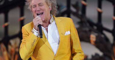 Rod Stewart - Neil Diamond - Rod Stewart baffles fans after 'karaoke' performance of Sweet Caroline at Platinum Party - dailyrecord.co.uk