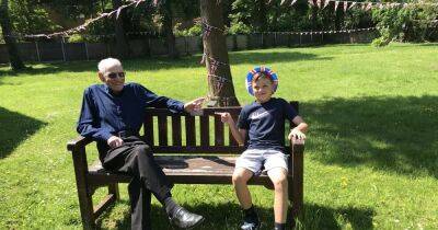The heartwarming moment 10-year-old youngster meets 100-year-old care home resident during Jubilee weekend - www.manchestereveningnews.co.uk