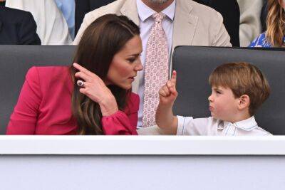 Prince Louis Hilariously Shushes Kate Middleton During Platinum Jubilee Parade - etcanada.com - Charlotte - county Charles