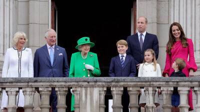 Queen Elizabeth makes surprise appearance on Buckingham Palace balcony during Platinum Jubilee finale - www.foxnews.com