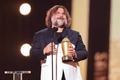 Kevin Hart - Will Ferrell - Melissa Maccarthy - Jack Black Does Somersaults Across The Stage As He Accepts Comedic Genius Award At 2022 MTV Movie & TV Awards - etcanada.com - California - city Santa Monica, state California