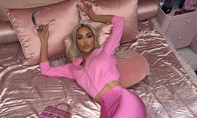 Kim Kardashian - Elizabeth II - North West - Kim Kardashian wears all-pink ensemble in new photoshoot with daughter North West - us.hola.com