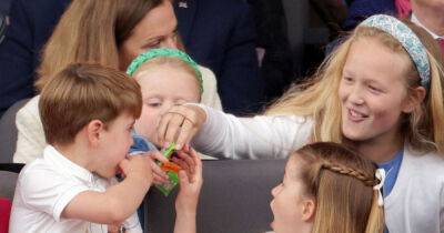 Jennifer Lopez - Kate Middleton - Louis Princelouis - princess Charlotte - Gwyneth Paltrow - Stephen Colbert - Trevor Noah - Prince Louis captured bickering with his cousins over a pack of sweets in hilarious jubilee pageant moment - msn.com - Russia - county Phillips - city Kherson