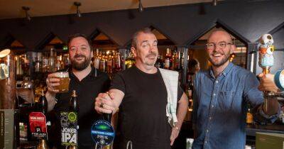 Still Game's Gavin Mitchell gets back into character as Boaby the Barman pulls pints at well known Glasgow boozer - www.dailyrecord.co.uk - Scotland - city Merchant