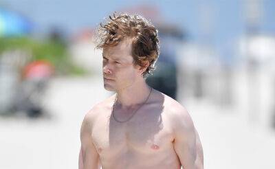 Game of Thrones' Alfie Allen Spotted Shirtless in Miami! - www.justjared.com - Miami - Florida