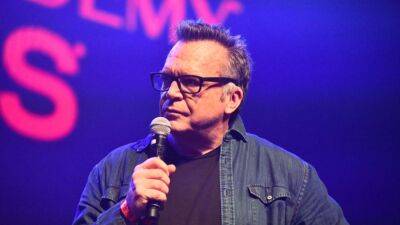 Tom Arnold Reveals 75-Pound Weight Loss, Celebrates Being 5 Years Sober - www.etonline.com