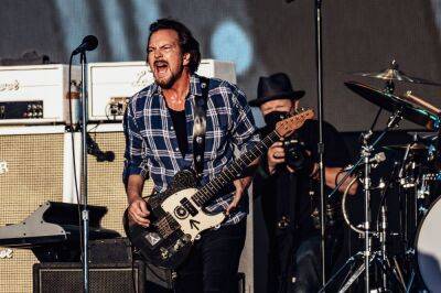 Eddie Vedder Kicks Fighting Fan Out Of Pearl Jam Show: ‘No Violence Allowed’ - etcanada.com - Switzerland - county Rock