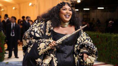 Lizzo Is Loving Kourtney Kardashian and Travis Barker’s PDA: 'Let Me Get in the Middle of That' - www.etonline.com - New York - California - Italy