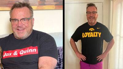 Tom Arnold shares 75-pound weight loss before and after photos as he celebrates 5 years of sobriety - www.foxnews.com