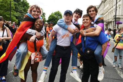 Whitney Houston - Joe Locke - Kit Connor - The Cast Of ‘Heartstopper’ Dance To Whitney Houston In Front Of Anti-LGBTQ Protesters At Pride Parade - etcanada.com - Houston - county Love