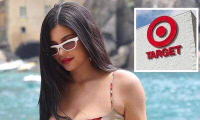 Kylie Jenner - Kim Kardashian - Kourtney Kardashian - Travis Scott - Travis Barker - Kylie Jenner shops at Target after using her private plane for a 3-minute-long flight - us.hola.com - Chicago - county Scott - county Travis - Kardashians