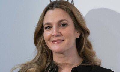 Drew Barrymore is a natural beauty in fresh-faced beach photo - hellomagazine.com - Italy