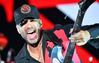 Tom Morello tackled by security after fan crashes stage at Rage Against The Machine show - www.nme.com - Britain - USA - Chicago - New York - county Ontario - county Buffalo