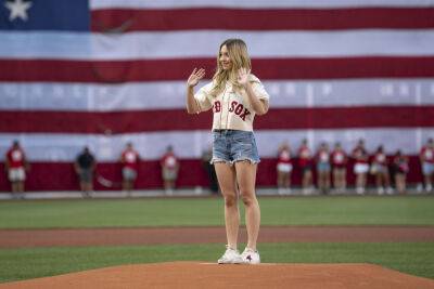 Sydney Sweeney Throws First Pitch At Red Sox Vs Blue Jays Game - etcanada.com - Boston