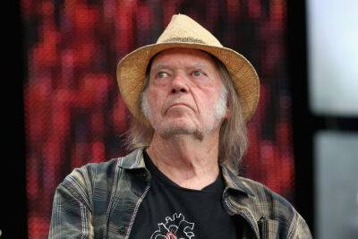 Neil Young Says He Doesn’t ‘Think It Is Safe’ For Him To Perform Concerts Yet Amid The Pandemic - etcanada.com