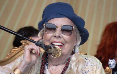 Joni Mitchell re-learned guitar after her brain aneurysm by watching online videos - www.nme.com