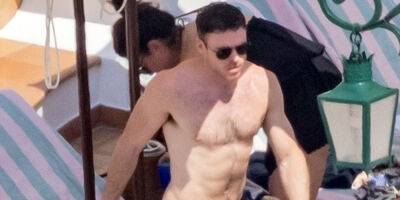 Richard Madden - Stanley Tucci - Richard Madden Relaxes Shirtless Poolside on Vacation in Italy - justjared.com - Scotland - Italy