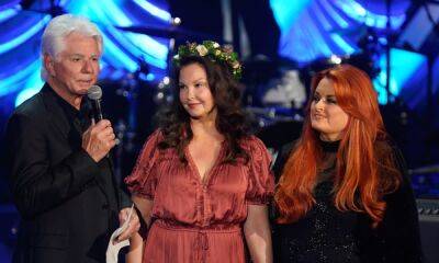Dolly Parton - Ashley Judd - Mickey Guyton - Naomi Judd - Larry Strickland - Ashley Judd details how family is 'grieving together' after mom Naomi Judd's death - hellomagazine.com - county Ashley