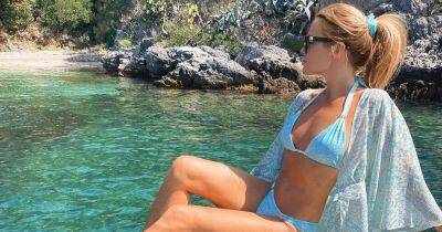 Amanda Holden relaxes in bold blue bikini on dreamy Greece holiday - www.ok.co.uk - Britain - Italy - Greece