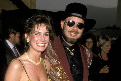 Mary Jane - Hank Williams-Junior - Williams - Autopsy Reveals Hank Williams Jr.’s Wife Mary Jane Thomas Died After Cosmetic Surgery - etcanada.com - USA - Florida - county Palm Beach - Tennessee