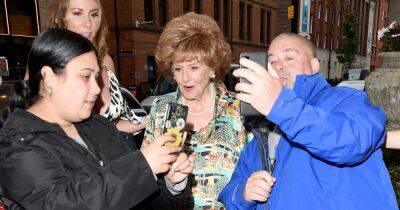 Bill Roache - Ken Barlow - Tina Obrien - ITV Coronation Street legends Barbara Knox and Bill Roache mobbed as they attend soap's summer party - manchestereveningnews.co.uk - Manchester