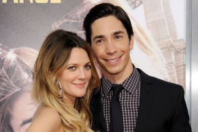 Hugh Grant - Drew Barrymore - Justin Long - Mike Birbiglia - Drew Barrymore Says She Was ‘Very Much In Love’ With Justin Long - etcanada.com - county Love