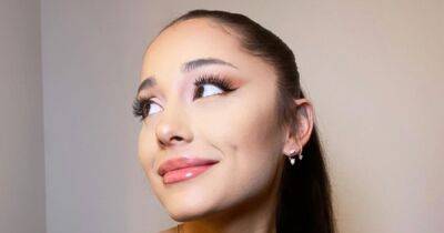 Ariana Grande's ‘archless’ eyebrows prove she's slowly morphing to Audrey Hepburn - www.ok.co.uk