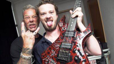Kirk Hammett - James Hetfield - Lars Ulrich - Joseph Quinn - Stranger Things - Eddie Munson - Metallica Gifts 'Stranger Things' Star Joseph Quinn His Own Guitar During Backstage Jam Session - etonline.com - Chicago - Netflix