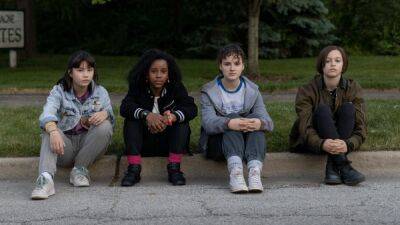 ‘Paper Girls’ Cast Breaks Down What Comes Next After That Finale Cliffhanger - thewrap.com