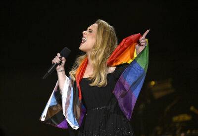 Adele Borrows Pride Flag From Fans For Performance Before Inviting Them To Watch From The Side Of The Stage - etcanada.com - London - county Hyde