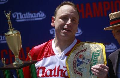Joey Chestnut Continues His Streak With His 15th Hot Dog Eating Contest Win - etcanada.com - New York - USA - county Independence