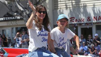 Samuel Affleck - Jennifer Garner Rides in Fourth of July Parade with Son Samuel - See Photos! - justjared.com - county Pacific