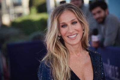 Bette Midler - Carrie Bradshaw - Sarah Jessica-Parker - Matthew Broderick - Sarah Jessica Parker - Sarah Jessica Parker looks stylish in black swimsuit during family trip to the beach - hellomagazine.com - New York - county Hampton