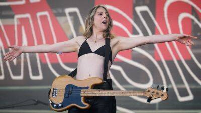 How Este Haim Leapt From Making Rock Music to Scoring ‘Maid’ and ‘Cha Cha Real Smooth’ - thewrap.com - Bulgaria