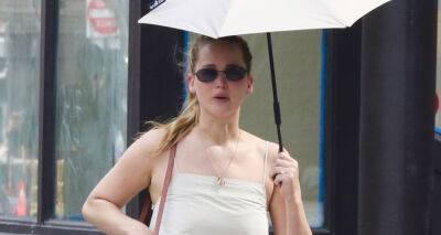 Jennifer Lawrence - Jennifer Lawrence Carries Around an Umbrella During Day Out with Friends in NYC - justjared.com - New York