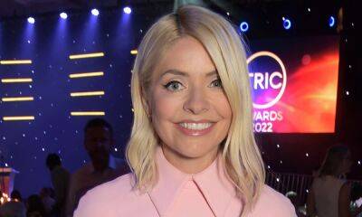 Holly Willoughby - Holly Willoughby shares incredibly relatable dilemma in candid new video - hellomagazine.com - Germany