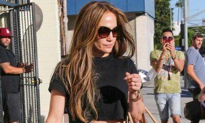 Jennifer Lopez - Jennifer Lopez steps out in stilettos and mini skirt ahead of Ben Affleck’s 50th birthday - us.hola.com - Los Angeles - Los Angeles