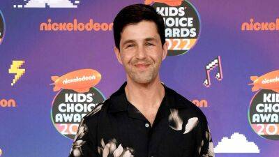 Josh Peck Reveals He'll Be Back for 'How I Met Your Father' Season 2 (Exclusive) - www.etonline.com - Indiana - county Drew - Netflix