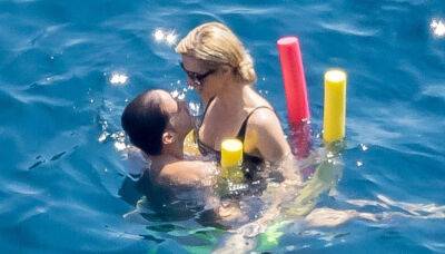 Paris Hilton - Carter Reum - Paris Hilton & Husband Carter Reum Enjoy a Romantic Day in the Water in Italy (Photos) - justjared.com - Paris - Italy - county Carter