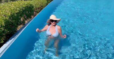Piers Morgan - Joan Collins - Percy Gibson - Joan Collins, 89, sends fans wild as she dances around swimming pool in blue bikini - dailyrecord.co.uk - Britain - London